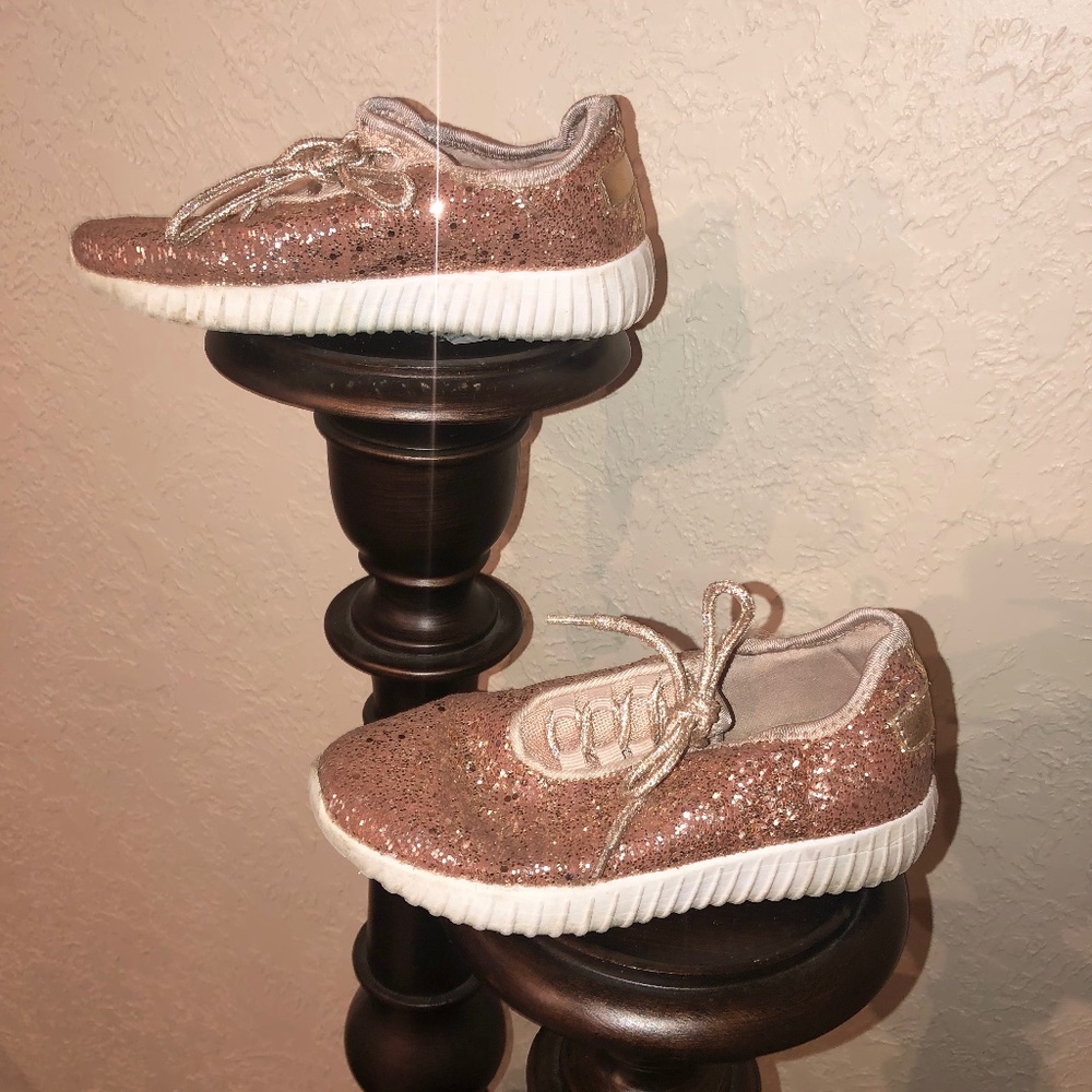 Girls tennis shoes